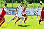 Trápení třineckých fotbalistů pokračuje. Na domácím trávníku podlehli Pardubicím 0:1, když utkání dohrávali bez vyloučeného Cepláka. 