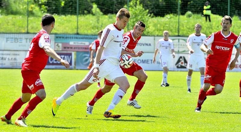 Trápení třineckých fotbalistů pokračuje. Na domácím trávníku podlehli Pardubicím 0:1, když utkání dohrávali bez vyloučeného Cepláka. 