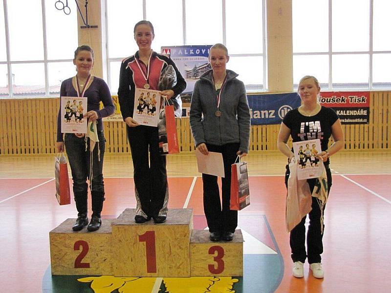 VYHLÁŠENÍ kategorie nad 17 let: 1. místo Karolína Celbová (Flash TJ VP FM), 2. místo Petra Mihalkaninová (Aerobic klub Orlová) a 3. místo Alena Pagáčová (Staré Město při TJ VP FM). 