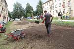 Vnitroblok mezi Jiráskovou a Wolkerovou ulicí v Třinci mladí zahradníci během soutěže Lipová ratolest proměnili v nový park. 