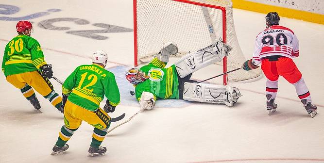 Utkání legend v Třinci. Domácí (v bílém) vyhráli nad Vsetínem 8:4.