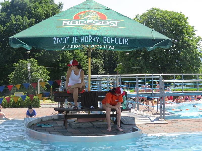 Slunečné počasí a tropické teploty zaplnily během víkendu frýdecko-místecký aquapark. Podle plavčíků se mohlo během dne ve venkovních bazénech vystřídat až pět tisíc lidí.