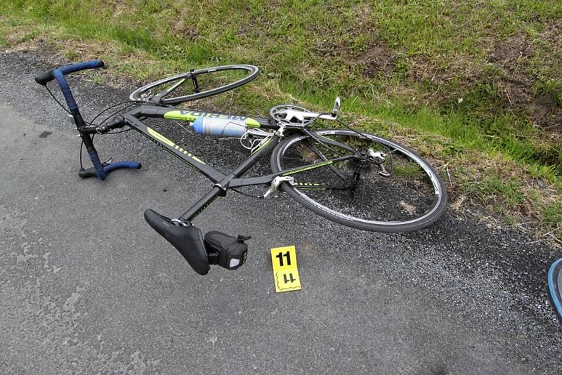 Řidič, který srazil cyklisty, od nehody podle ujel. Policie jej už ale dopadla. Na snímcích jsou poničená kola.