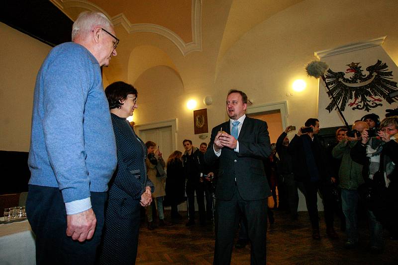 Kandidát na prezidenta ČR Jiří Drahoš se svou manželkou na návštěvě v rodném Jablunkově.
