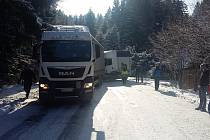 Uvízlý kamion blokoval v pondělí silnici I/56 u přehrady Šance.