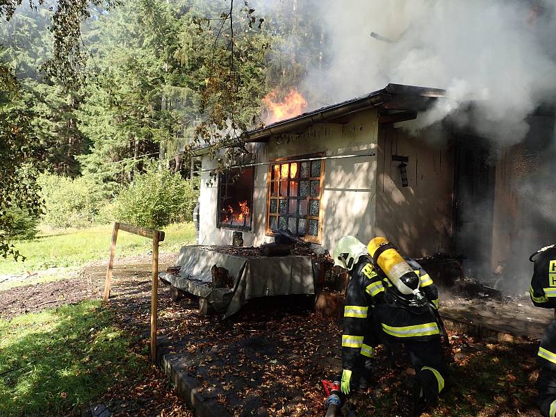 V obci Bílá museli hasiči v neděli likvidovat požár rekreační chaty.