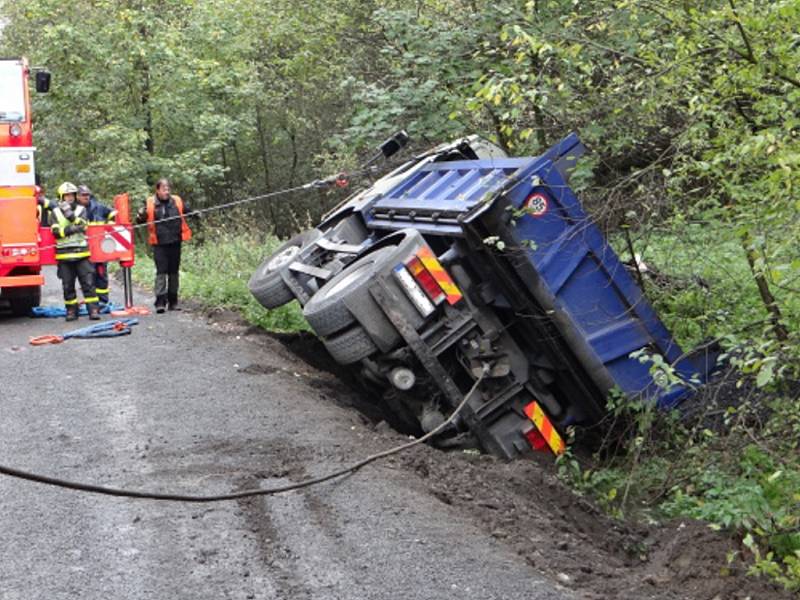 Vyprošťování převráceného nákladního automobilu. 