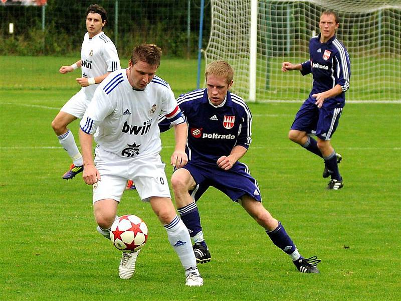 Velice důležité vítězství vybojovali o víkendu divizní fotbalisté Lískovce na domácí půdě proti Mohelnici. LÍSKOVEC – MOHELNICE 5:4 (2:1)