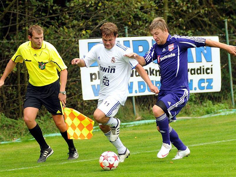 Velice důležité vítězství vybojovali o víkendu divizní fotbalisté Lískovce na domácí půdě proti Mohelnici. LÍSKOVEC – MOHELNICE 5:4 (2:1)