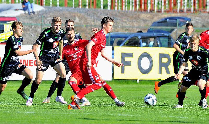 Třinečtí fotbalisté (v červeném) remizovali s Hradcem Králové.