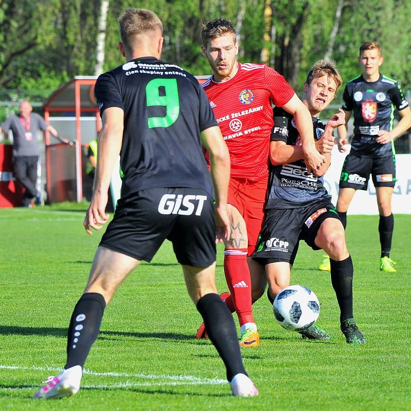 Třinečtí fotbalisté (v červeném) remizovali s Hradcem Králové.