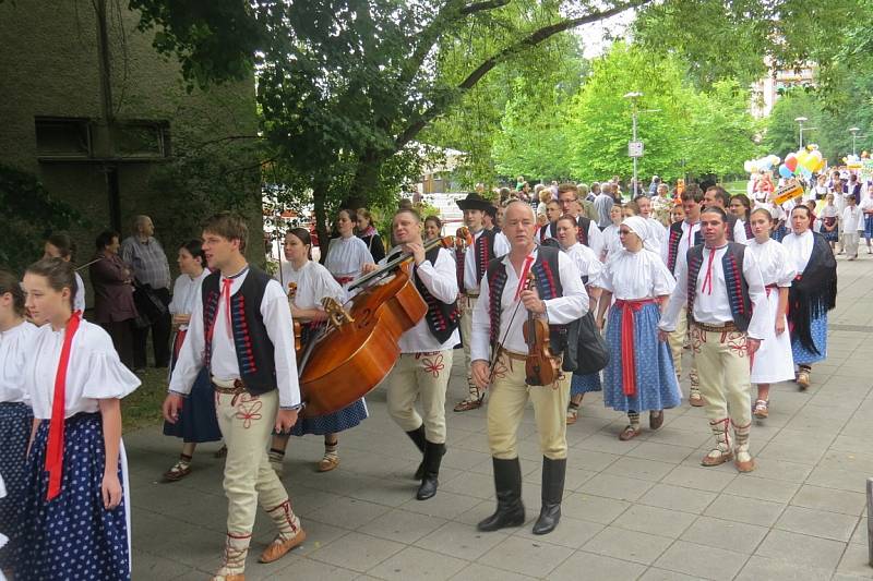 Jubilejní dvacátý ročník mezinárodního folklorního festivalu ve Frýdku-Místku.