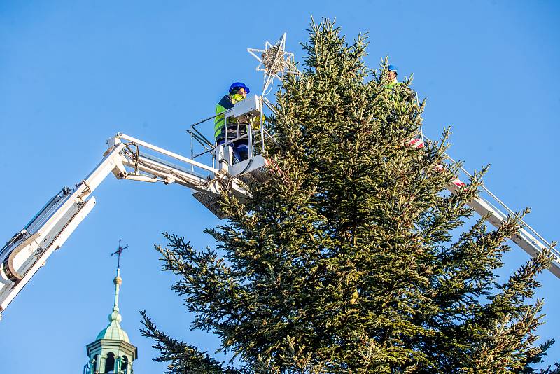Pracovníci TS instalují vánoční osvětlení na náměstí Svobody, 22. listopadu 2022, Frýdek-Místek.