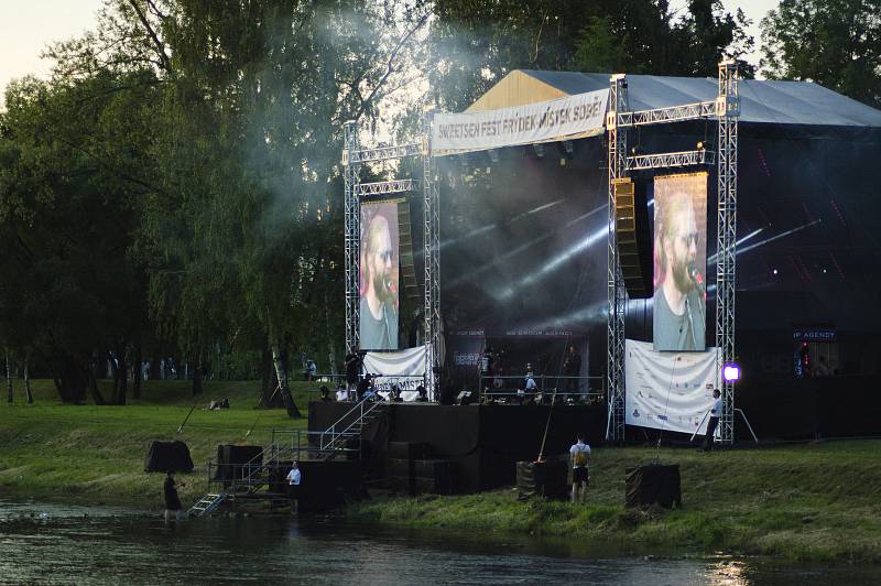 Letošní Sweetsen fest začal netradičním koncertem u řeky Ostravice ve Frýdku-Místku.