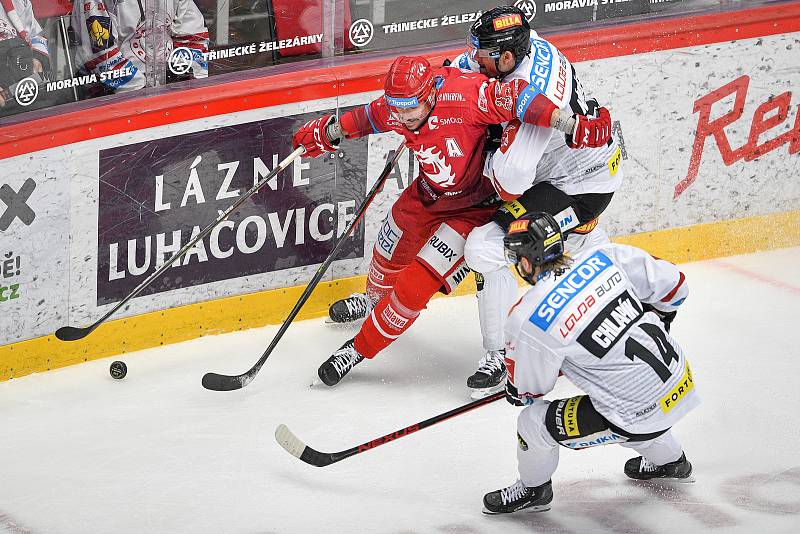 Finále play off hokejové extraligy - 1. zápas: HC Oceláři Třinec - HC Sparta Praha, 18. dubna 2022 v Třinci. (zleva) Vladimír Dravecký z Třince a David Němeček ze Sparty.