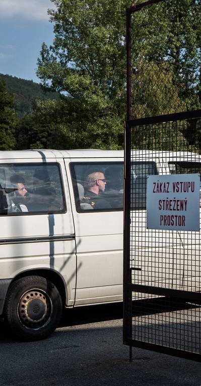 Uprchlíky do tábora ve Vyšních Lhotách přivezla policie. 