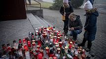 Pietní místo před kostelem sv. Václava, kde se stal násilný čin, 4. prosince 2022, Baška.