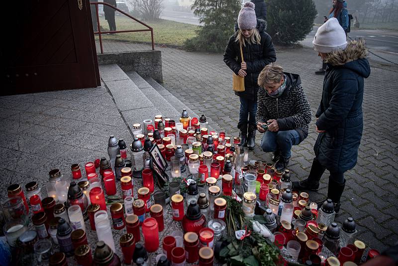Pietní místo před kostelem sv. Václava, kde se stal násilný čin, 4. prosince 2022, Baška.