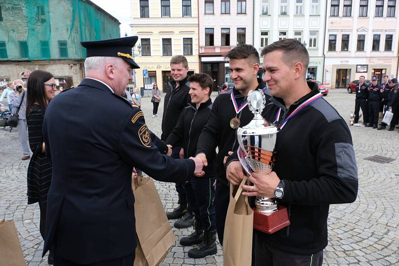 V sobotu 11. května se Zámecké náměstí ve Frýdku hemžilo hasiči.