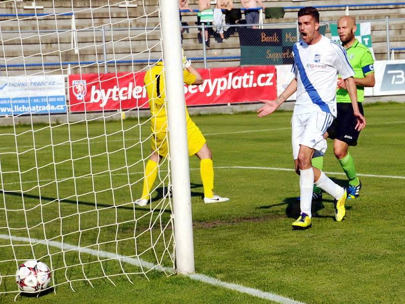 Druholigoví fotbalisté Frýdku-Místku dohrávku 27. kola zvládli na jedničku, když v domácím prostředí porazili trápící se Most 3:0.