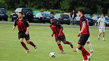 Fotbalisté Hnojníku (tmavší dresy) na domácím hřišti nestačili na Smilovice 0:3.