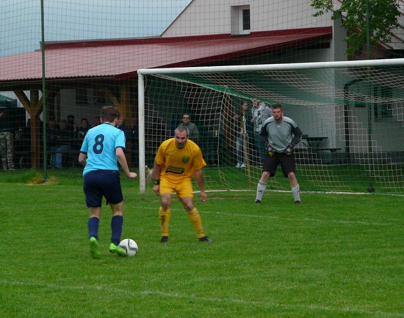 Tošanovicím (ve žlutém) se přestalo dařit. Doma tentokráte nestačili na petrovický Inter.