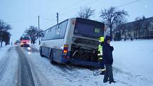 Nepříjemné chvíle zažívali ve čtvrtek 29. ledna v ranních hodinách cestující linkového autobusu, který jel z Kozlovic ve směru na Tichou.