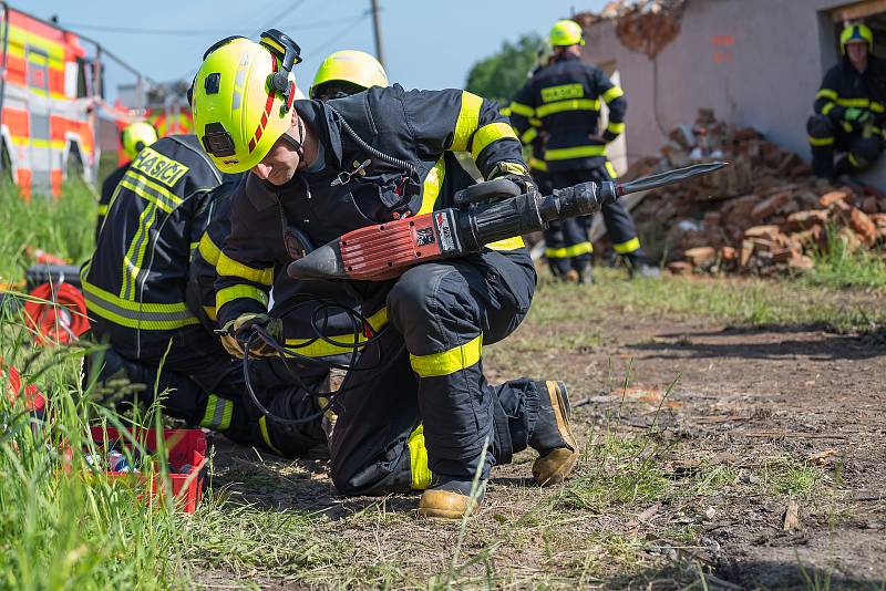 Taktické cvičení hasičů z USAR týmu, 23. května 2023, Nošovice. V sutinách domu cvičí záchranu zavalených osob i průzkum sutin.