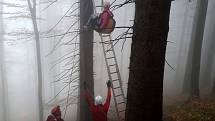 Záchrana paraglidistky ze stromu pod Javorovým vrchem v Beskydech.