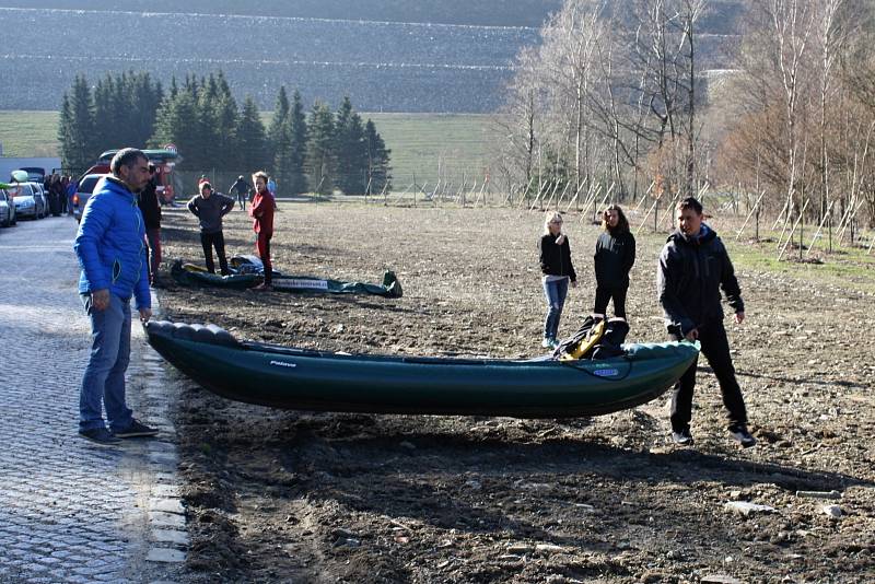 Několik stovek vodáků dorazilo v sobotu 30. března pod hráz vodní nádrže Šance, aby se zúčastnili březnového sjezdu řeky Ostravice.