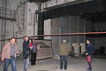 Zdevastovaný sál kulturního domu v Jablunkově na archivním snímku. 