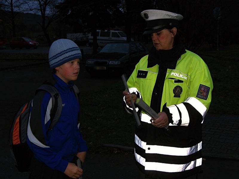 Třinečtí dopravní policisté se 8. listopadu zaměřili na chodce a jejich chování při přecházení silnice. Na přechodu v Jablunkovské ulici oslovili desítky lidí různého věku. 