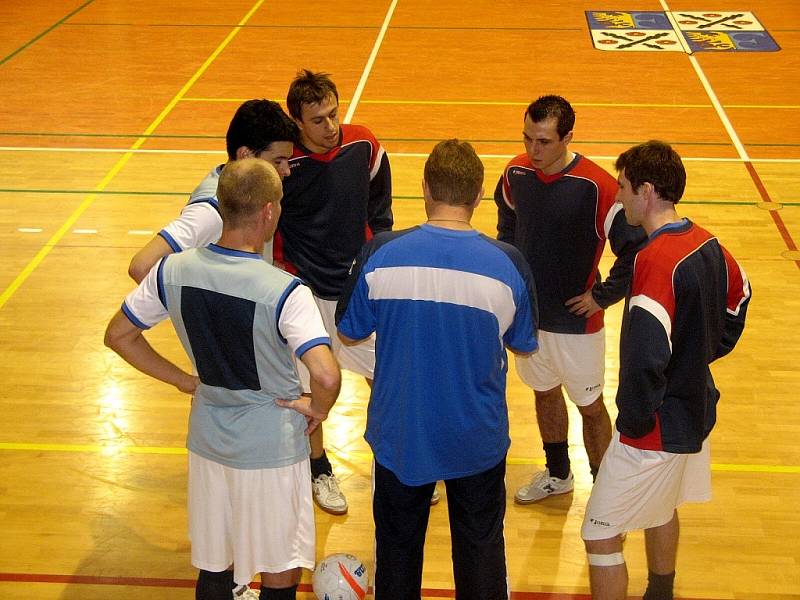 V rámci přípravného dvojutkání českých futsalistů se Slovinskem (hrálo se v Brušperku) si reprezentanti zatrénovali také v místecké hale u 6. ZŠ.