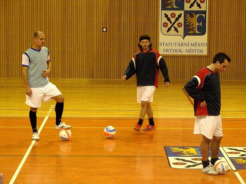V rámci přípravného dvojutkání českých futsalistů se Slovinskem (hrálo se v Brušperku) si reprezentanti zatrénovali také v místecké hale u 6. ZŠ.