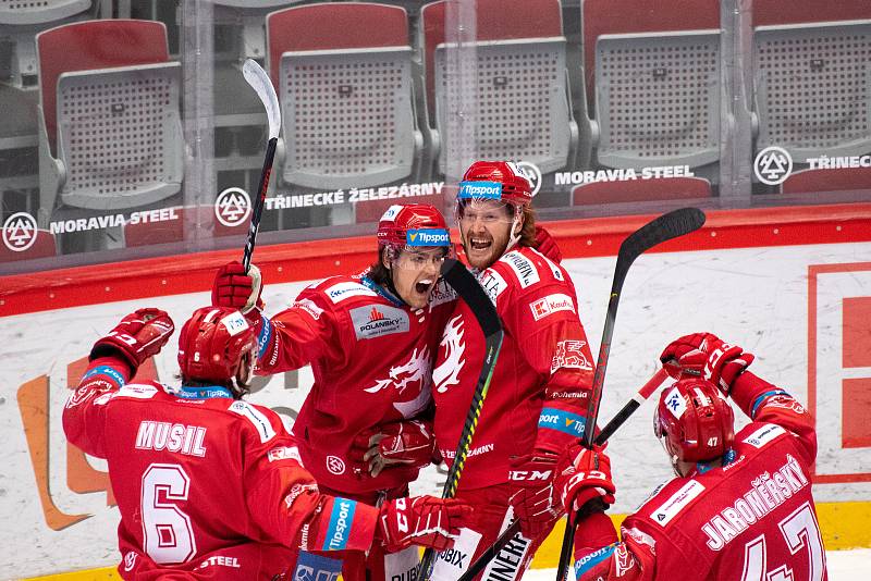 Utkání 2. kola semifinále play-off Generali České pojišťovny mezi HC Oceláři Třinec a BK Mladá Boleslav. 4. dubna 2021 v Třinci. Zleva Michal Kovařčík, Jack William Rodewald.