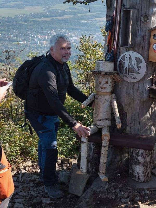 Ondru seniora na vrcholu beskydské hory Ondřejník nahradil jeho stejnojmenný nástupce s manželkou.