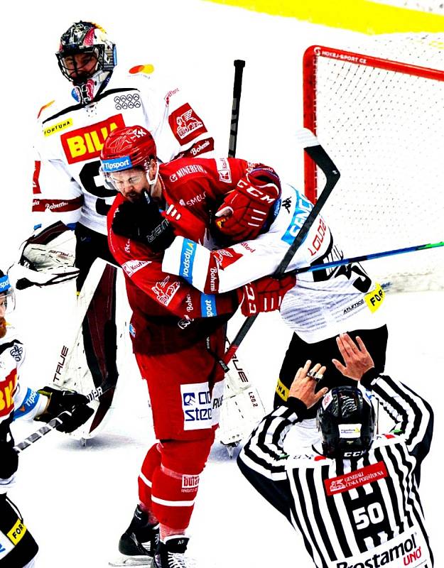 Hokejisté Třince (v červeném) ve 2. finále play-off extraligy proti pražské Spartě.