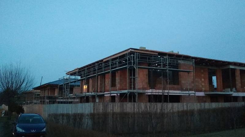 Výstavba domů v rámci projektu Rezidence Za kostelem v Čeladné je v plném proudu.