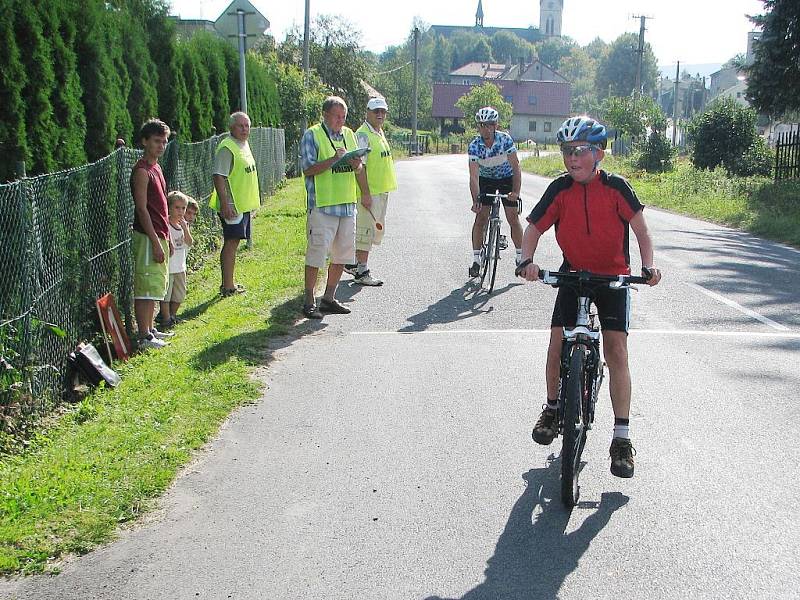 Mladší žáci a žákyně jeli závodní trasu vedoucí přes obec Janovice.
