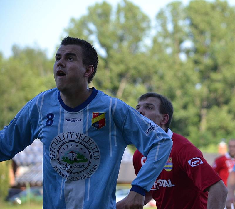 V derby mezi domácí Lučinou a hosty z Dobré se z vítězství 1:0 nakonec radovali hráči v modrých dresech.