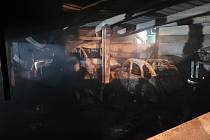 Zásah hasičů u požáru garáže v Nýdku, prosinec 2022.