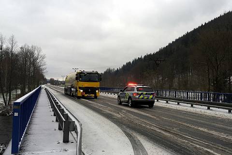 Situace na silnici I/59 z Ostravice na Bílou, kde v zimě na sněhu nesmí kamiony, 27. 3. 2023.
