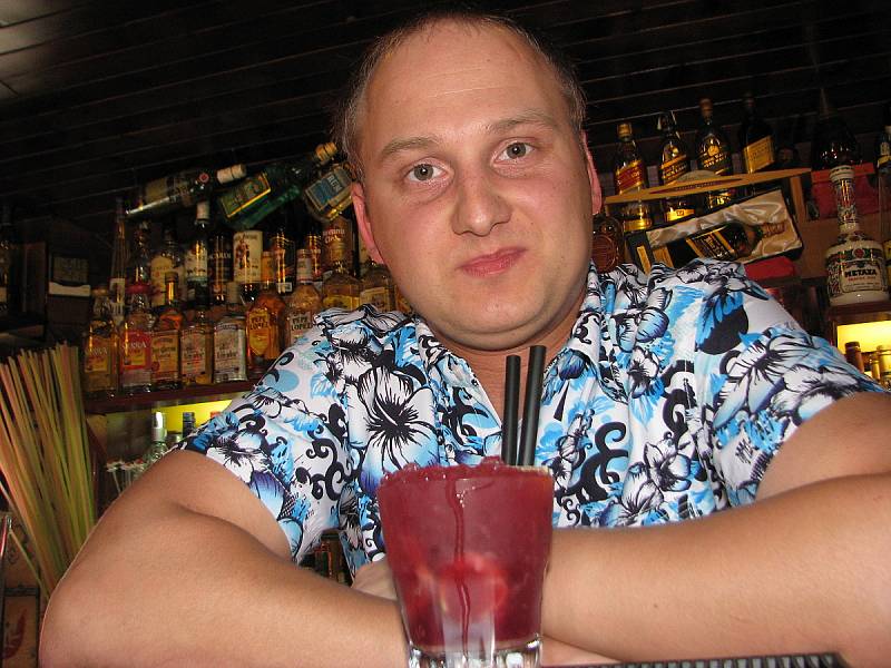 Pavel Štrba při přípravě drinku, který namíchal ve Vagón Cafe Baru ve Frýdku-Místku.