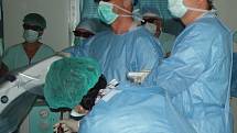 Chirurgové Nemocnice Třinec si otestovali moderní 3D laparoskop. Primář Daniel Worek s ním provedl dvě operace žlučníku. 