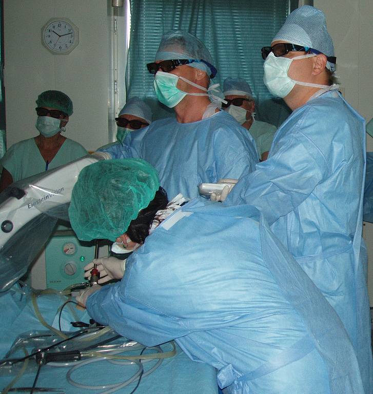 Chirurgové Nemocnice Třinec si otestovali moderní 3D laparoskop. Primář Daniel Worek s ním provedl dvě operace žlučníku. 