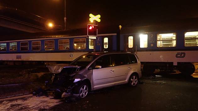 Na železničním přejezdu na Nádražní ulici ve Frýdku-Místku došlo ke střetu vlaku a osobního automobilu.