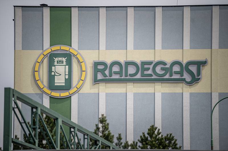 Logo pivovaru Radegast, 30. dubna 2022 v Nošovicích.