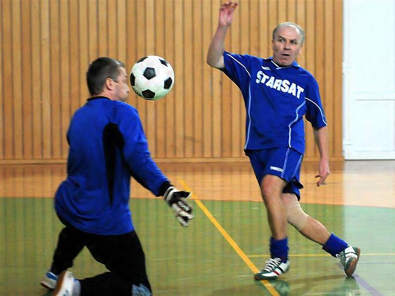 V místecké hale SOUT se sešli bývalí fotbalisté, kteří před několika lety bavili svými kousky nespočet fanoušků na Frýdecko-Místecku či Třinecku.