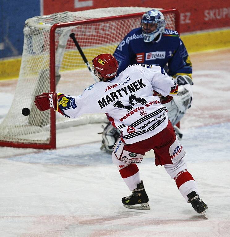 Hokejové derby Vítkovice vs. Třinec. Třinecký Rostislav Martynek před vítkovickým brankářem Markem Pincem.