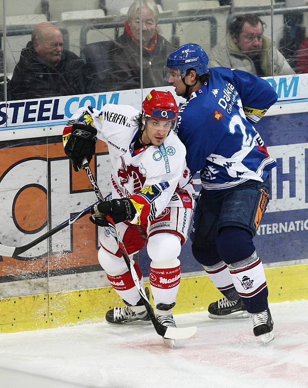 Hokejové derby Vítkovice vs. Třinec. Vlevo Petr Kanko, vpravo Lukáš Krenželok.